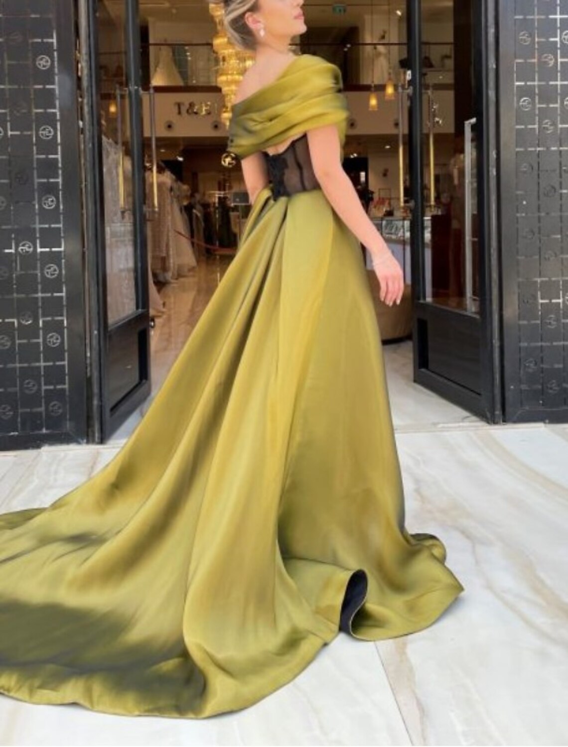 Abito da sera a trapezio, scintillante e brillante, per ricevimento di nozze formale, strascico a cappella, senza maniche, spalle scoperte, in raso con spacco arricciato